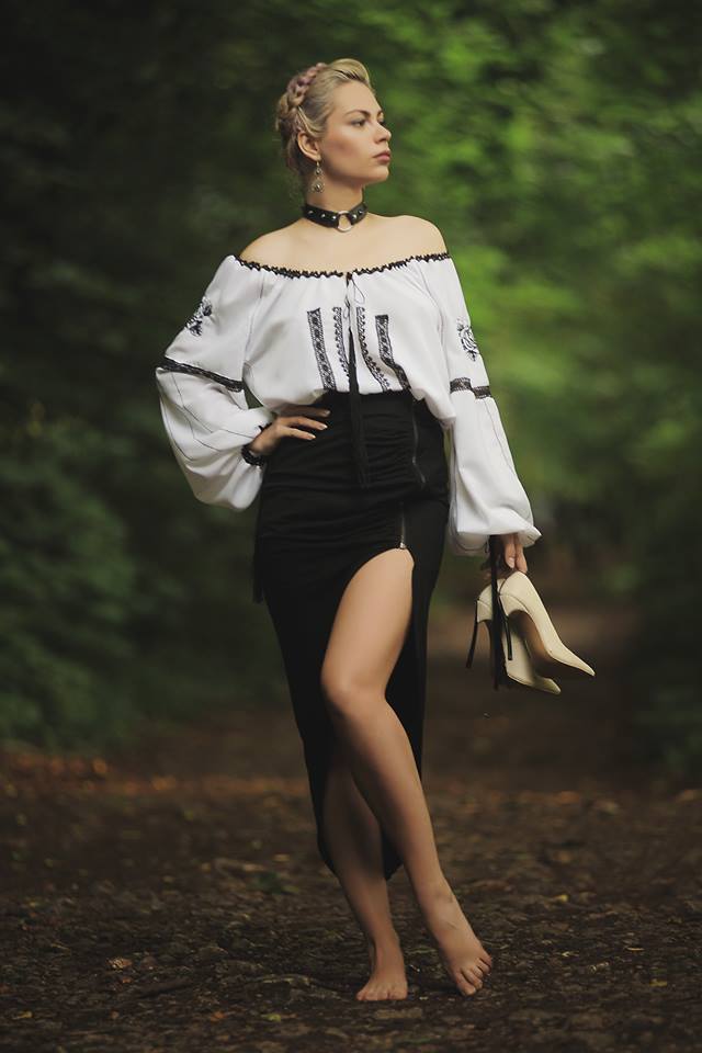 BLACK AND WHITE ROSE BLOUSE