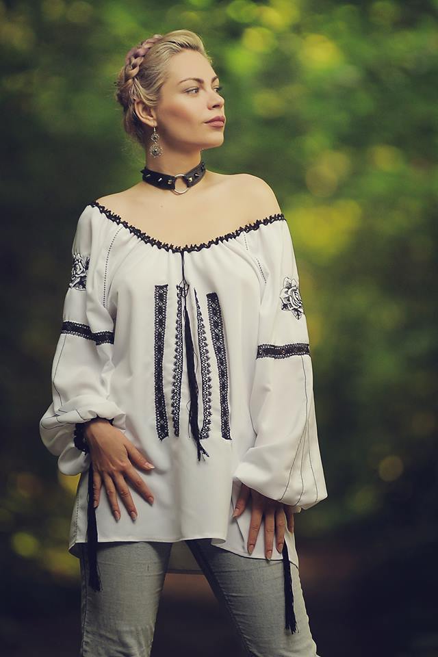 BLACK AND WHITE ROSE BLOUSE