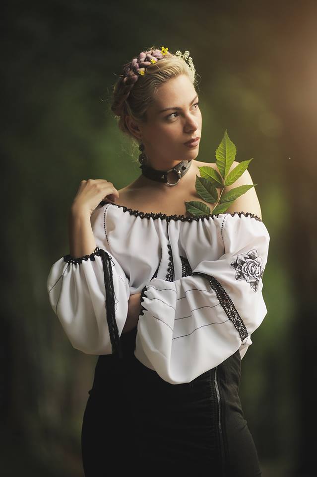 BLACK AND WHITE ROSE BLOUSE