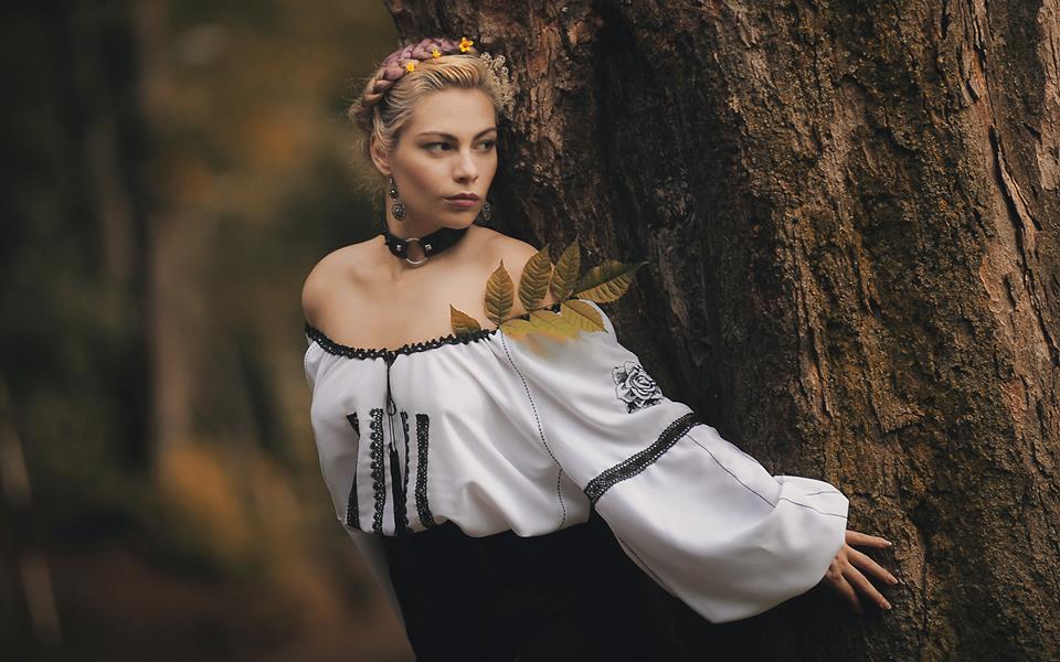 BLACK AND WHITE ROSE BLOUSE